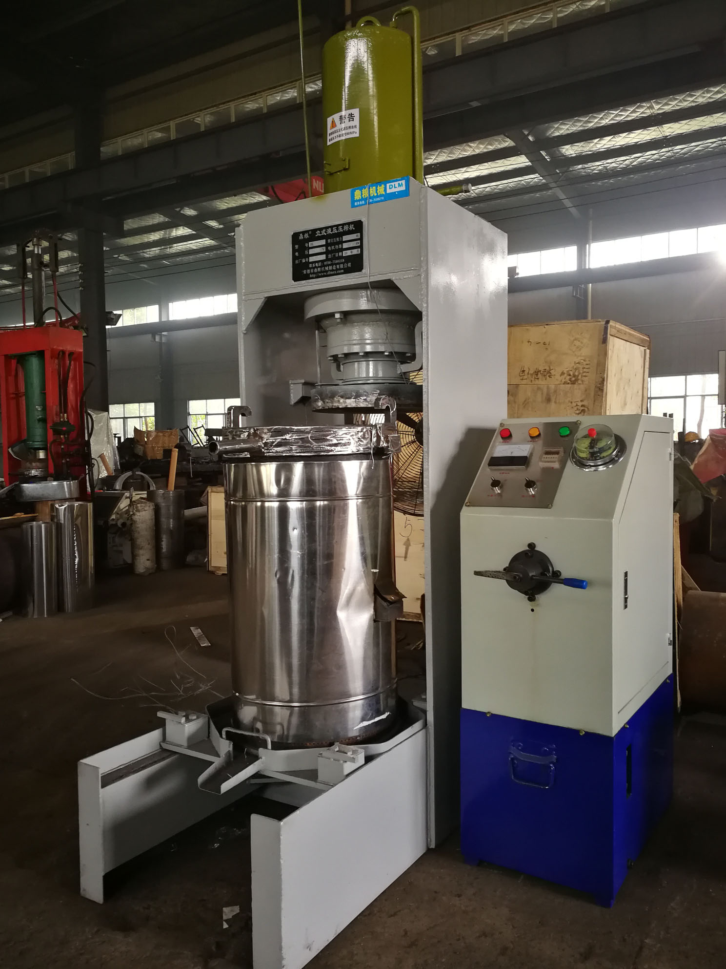 不銹鋼超高壓立式液壓壓榨機(jī)，果汁壓榨機(jī)，果渣壓榨機(jī)，藥材壓榨，油渣處理，白土壓榨